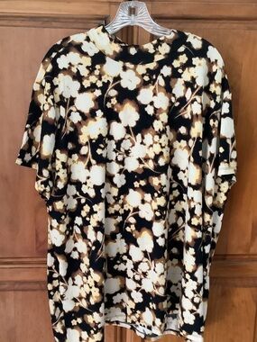 Woman’s Floral Tie-Dye Tee in Black, Cream & Tan short sleeve top